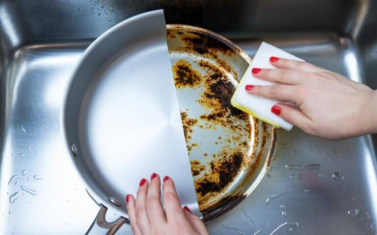 Il trucco definitivo ed efficace per eliminare il grasso incrostato dalle tue padelle senza strofinare e in 10 minuti