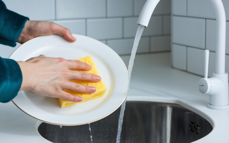 L’errore peggiore e nocivo per la salute che tutti commettono lavando i piatti