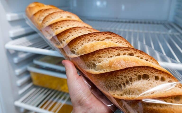 Mettere il pane nel congelatore: l’errore che tutti facciamo e che favorisce la crescita batterica