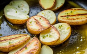 Senza fornello né forno, il trucco semplice degli chef per cuocere una patata al forno in meno di 10 minuti